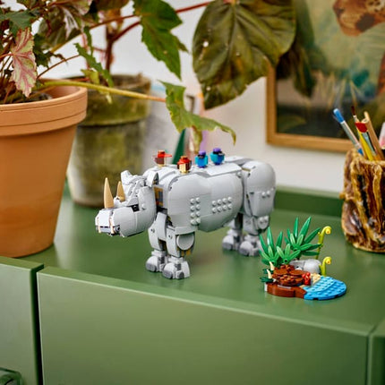 CREATOR. FAUNA SALVAJE PODEROSO RINOCERONTE